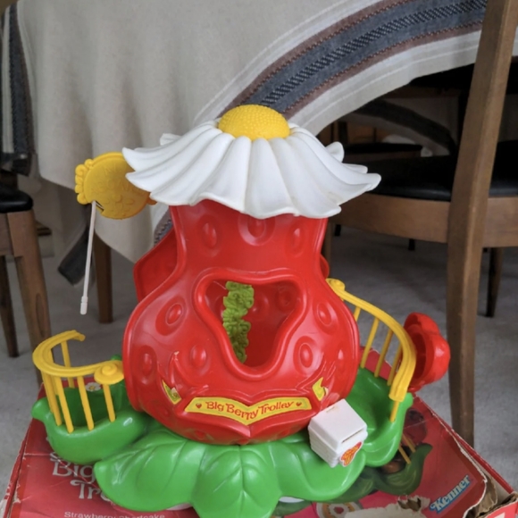 Strawberry Shortcake Big Berry Trolley & Dolls - Picture 4 of 6